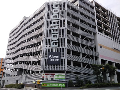 ノースポート・モール駐車場入口（店舗の向かい）