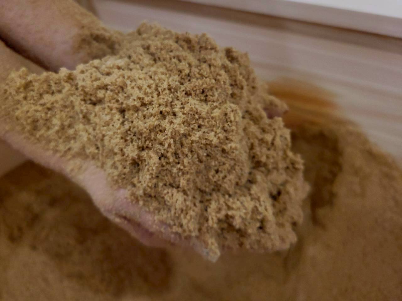 おが粉を毎日手作業でならす