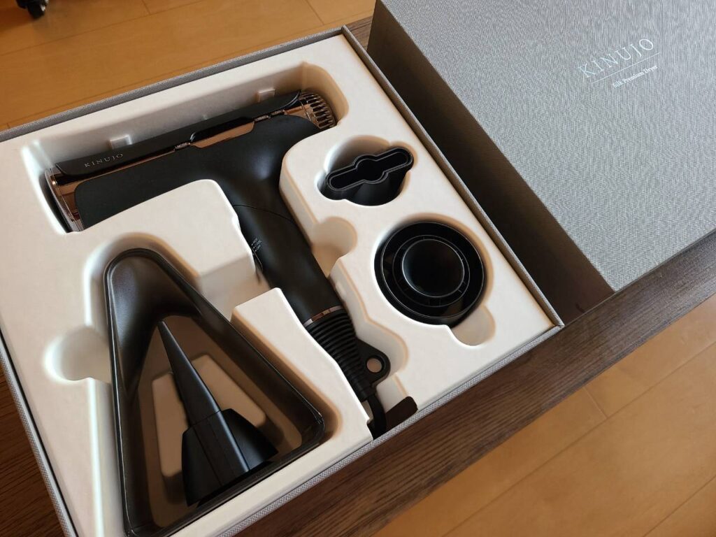 KINUJO Silk Premium Dryer PROの本体と付属アタッチメント