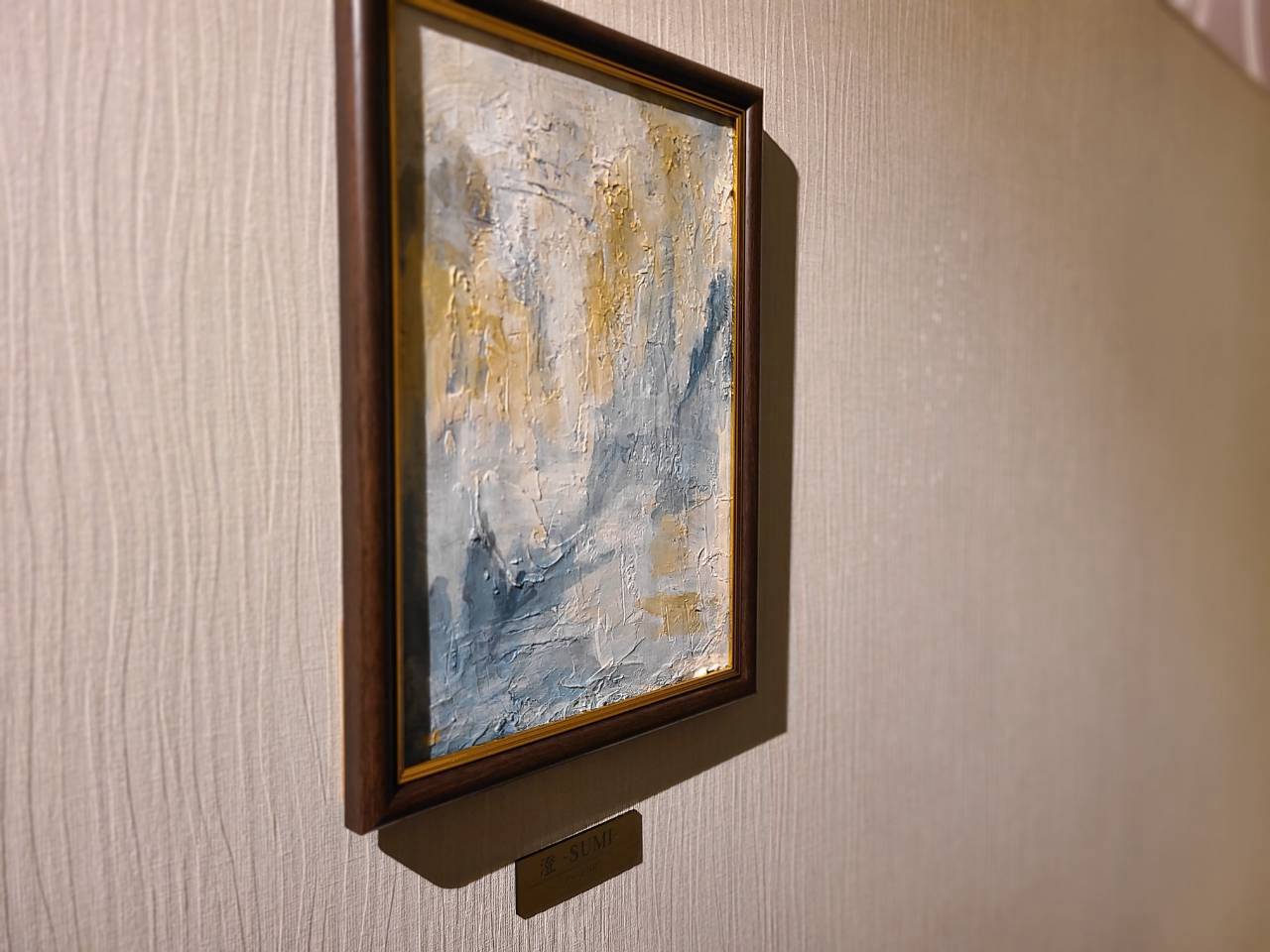 アートHR様の油絵「澄」と、作品名を記したプレート
