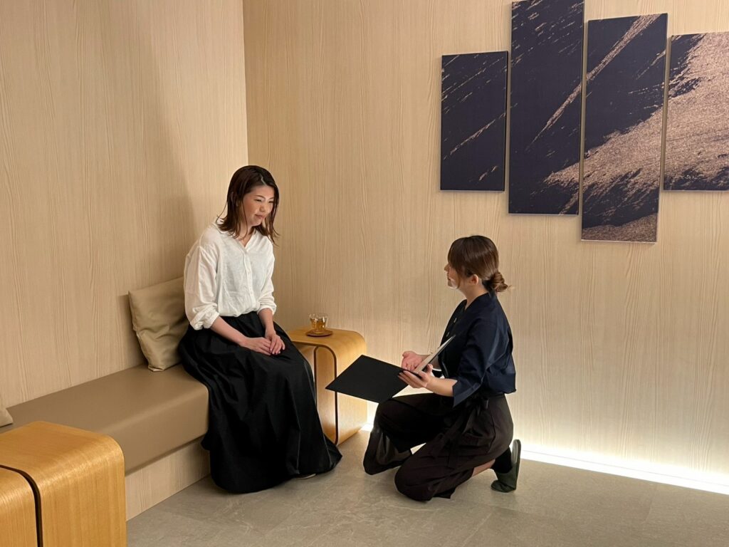 ラウンジで店長が目線を下げてカウンセリングをする様子