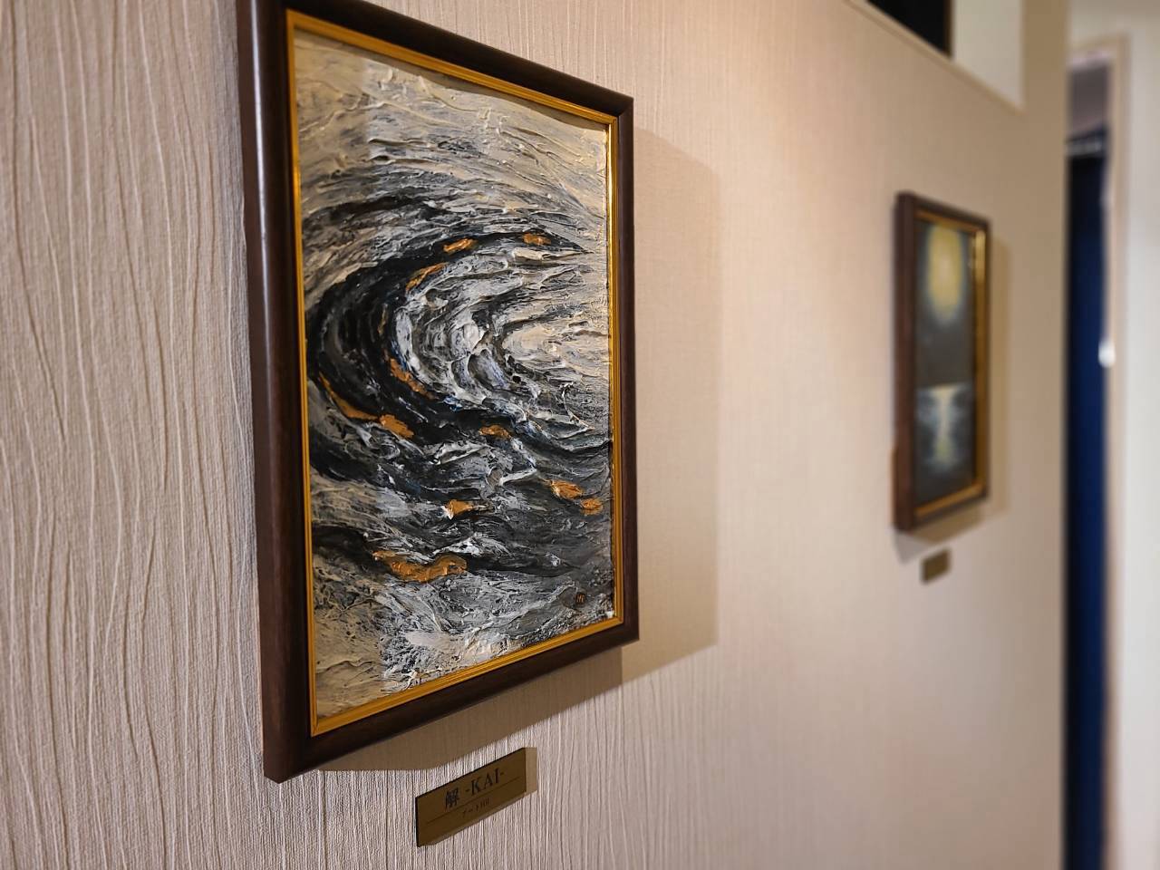 アートHR様の油絵「解」と、作品名を記したプレート