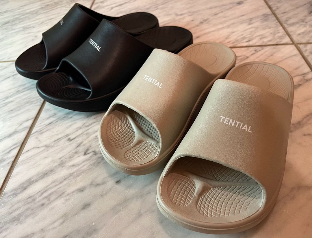 TENTIAL リカバリーサンダル SLIDE ブラックとベージュ