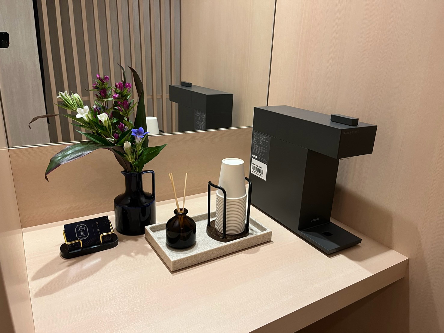 店内のカウンターに置いたウォーターサーバーとカップ。常温のお水をご用意