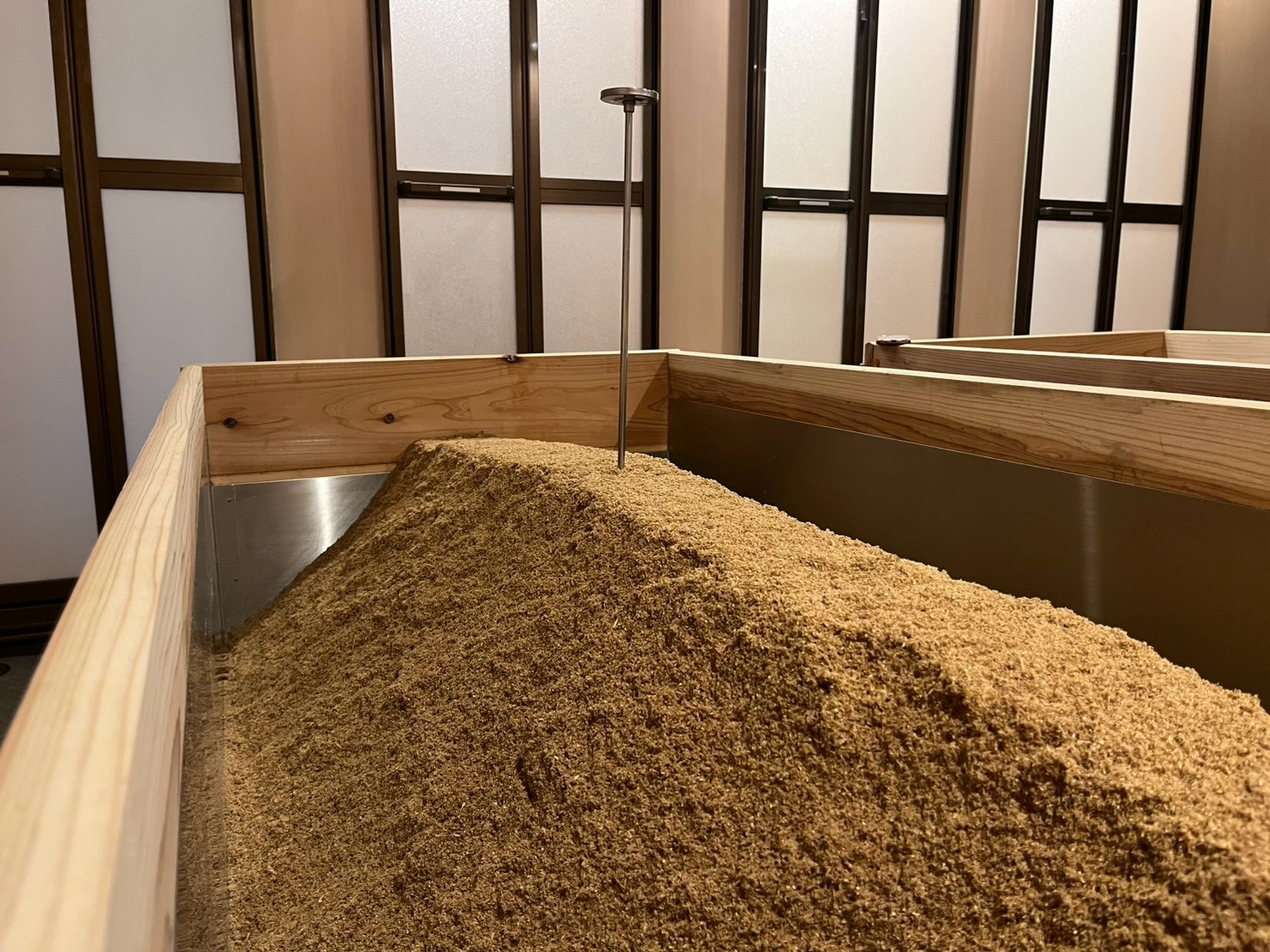 桶に盛られた立ち上げ直後の浴床と温度計